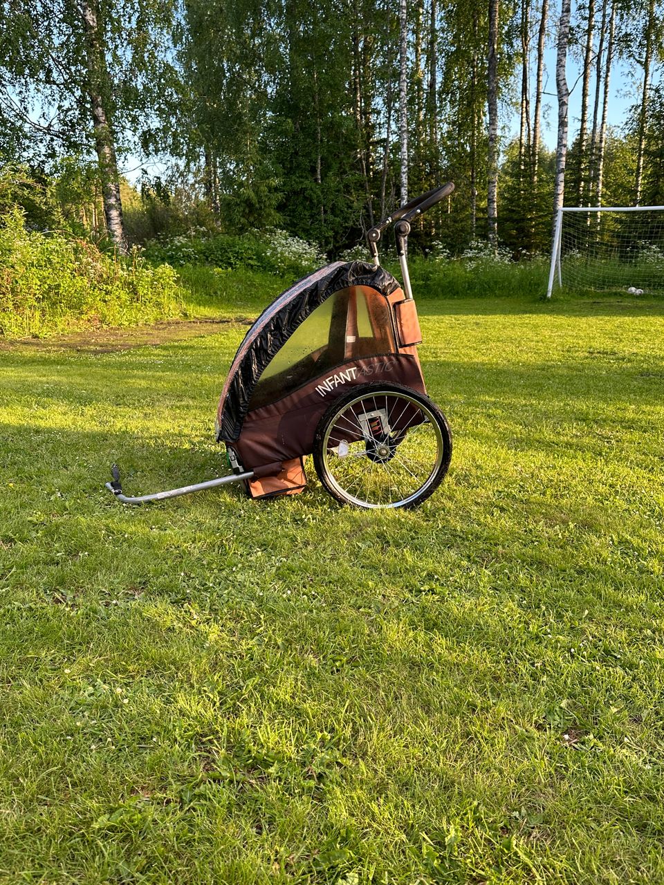 Infantastic polkupyörän peräkärry.