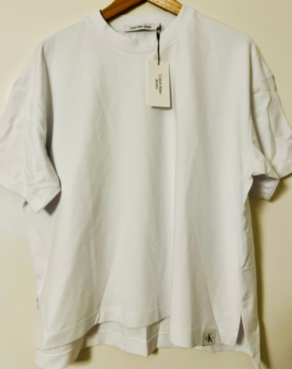 UUSI / NEW Calvin Klein paita koossa M / Women’s shirt in size M