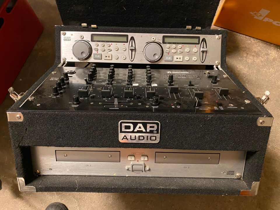 Omnitronic CM 740 DJ-mikseri ja DAB Audion CD-soitin räkki