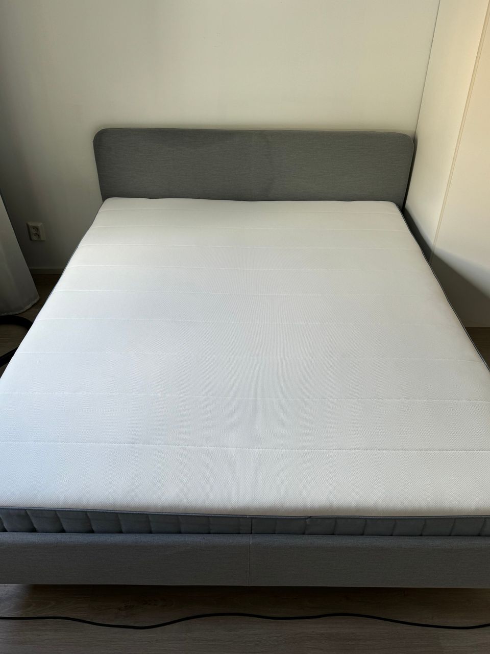 IKEA SLATTUM bed + VESTERÖY mattress (160x200)