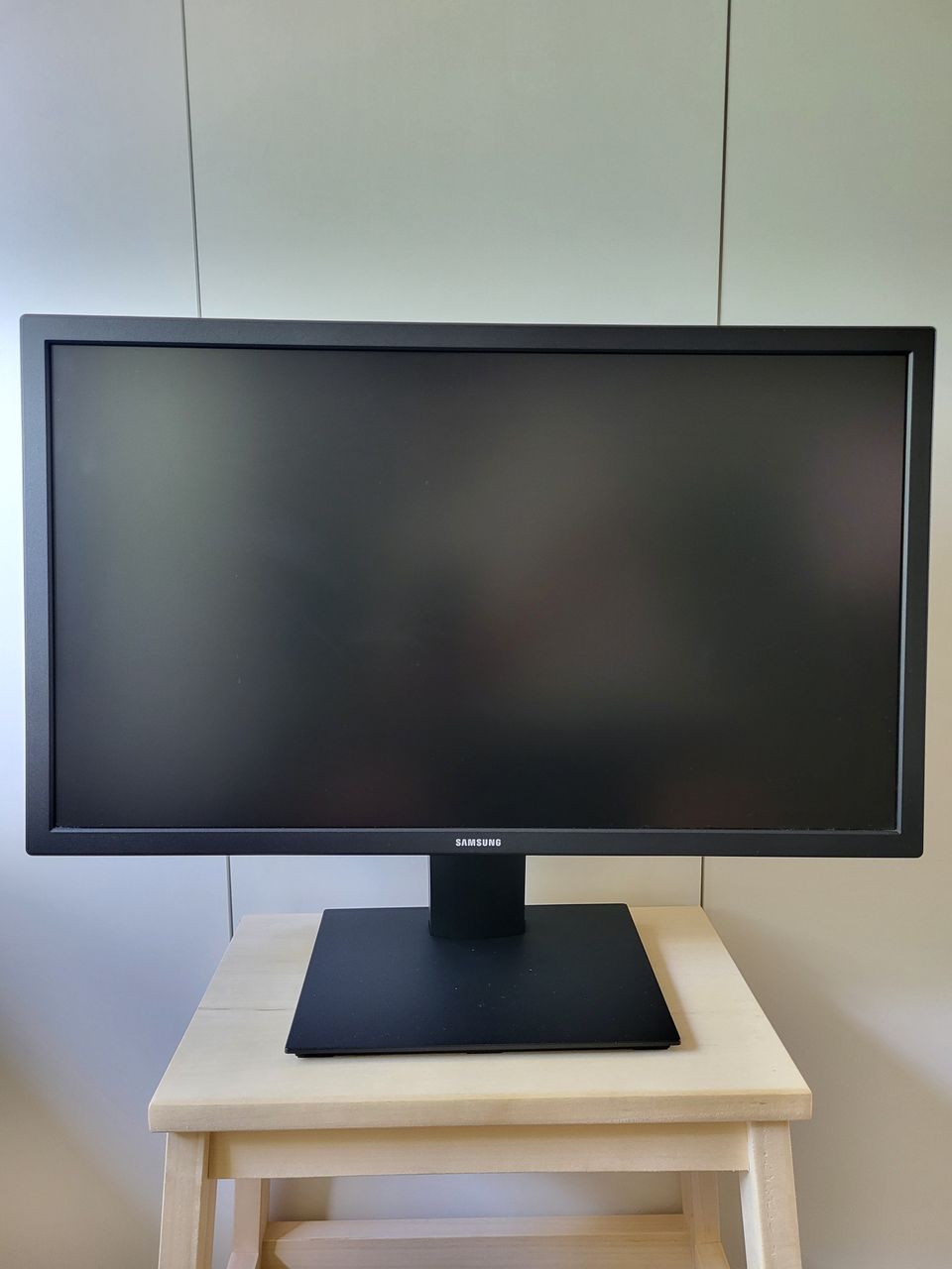 Samsung 24" Full HD -näyttö laadukkaalla VA-paneelilla