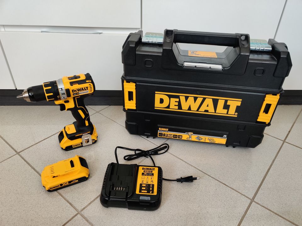 DeWalt 18V Akkuporakone + 2 Akkua