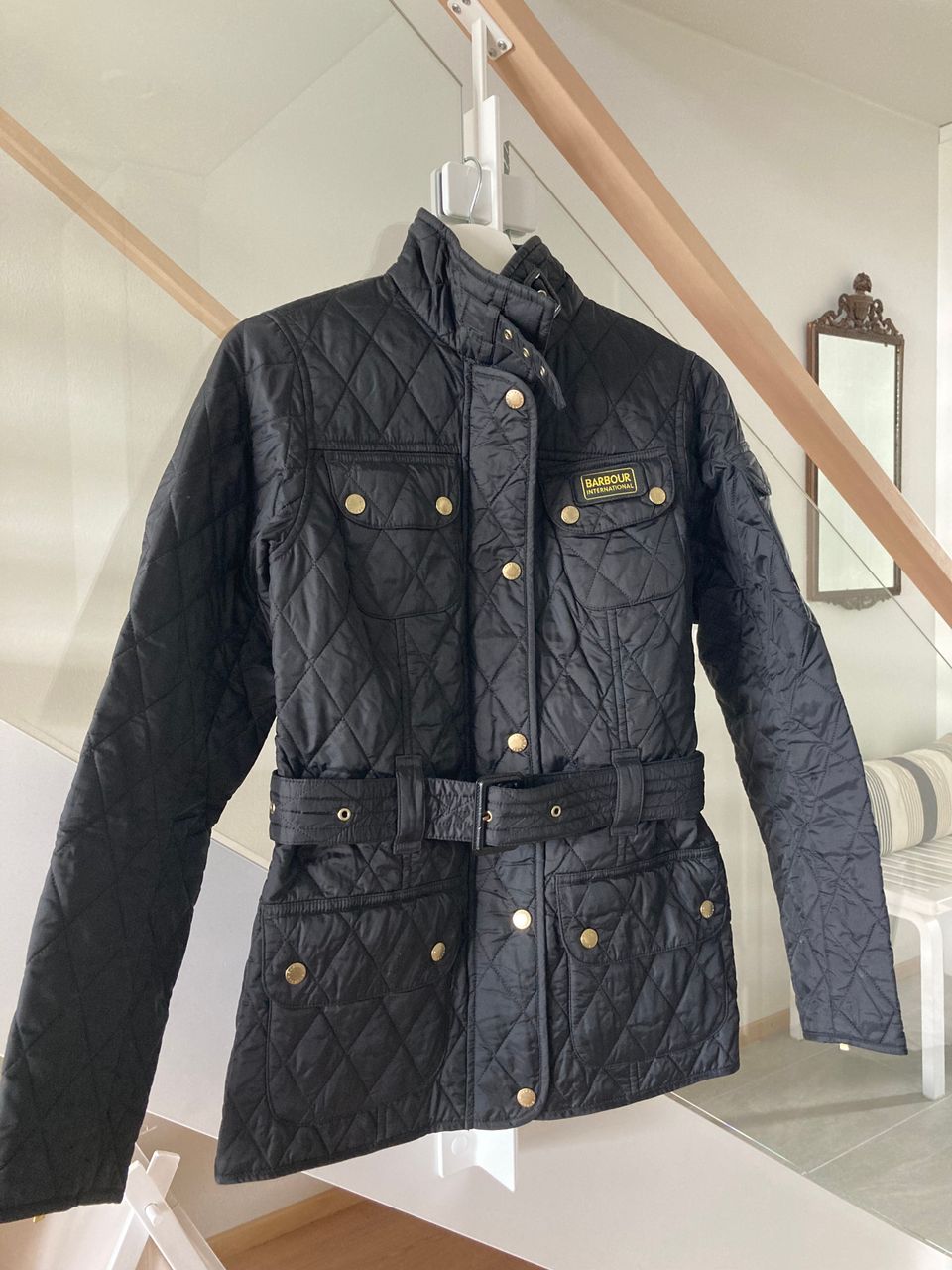 Barbour musta tikkitakki, koko 34