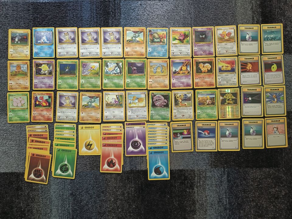 Vanhoja pokemon kortteja 83 kpl (lähinnä 90-luvulta)