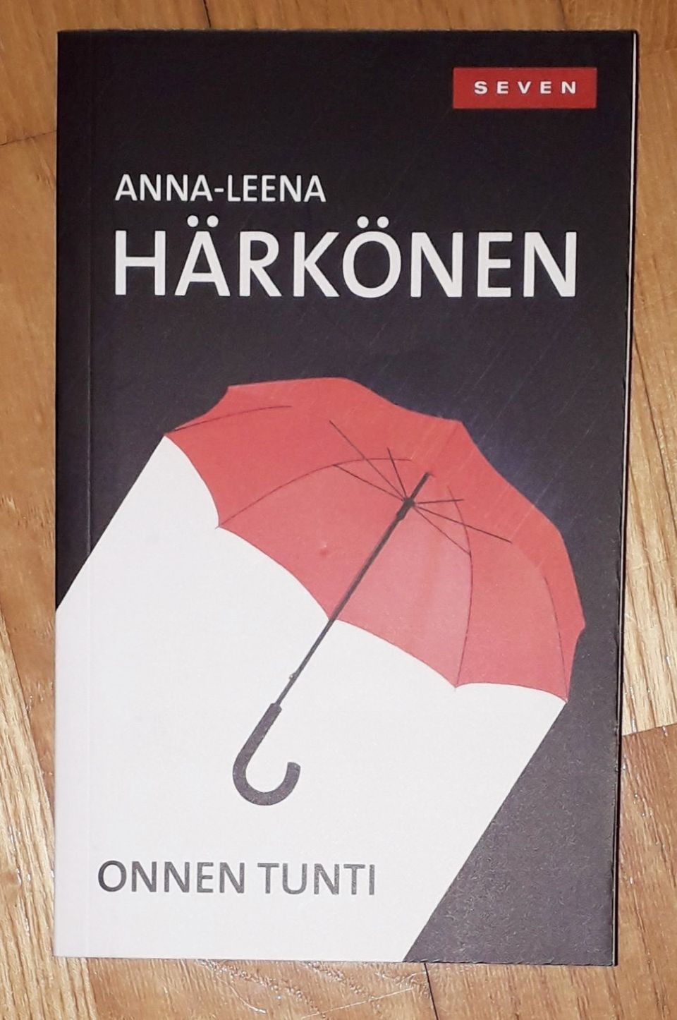 Anna-Leena Härkönen: Onnen tunti