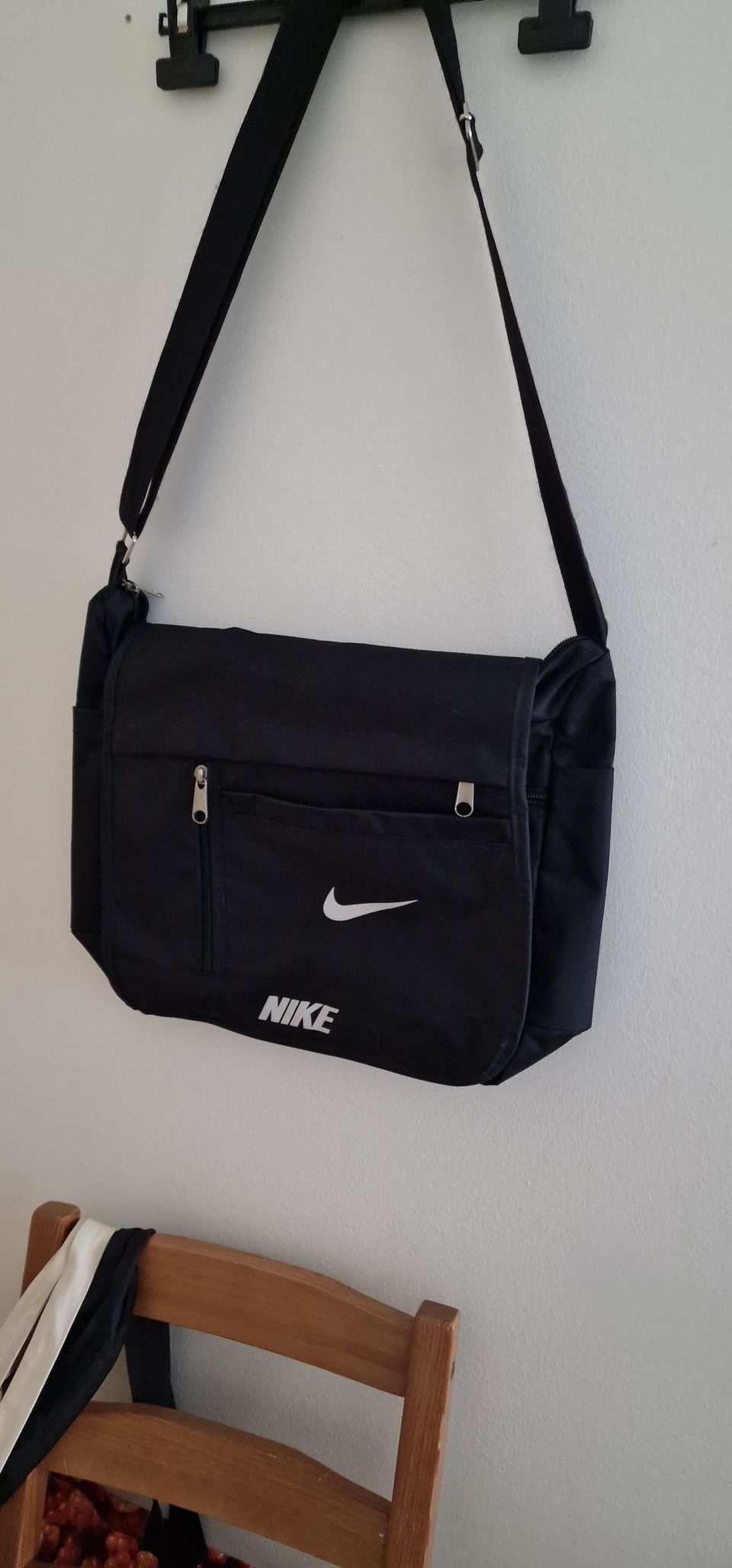 NIKE vedenpitävä laukku/ olkalaukku/ urheilulaukku/tablettilaukku jne. UUSI