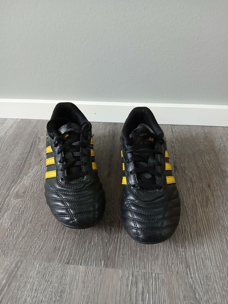 Adidas jalkapallo kengät koko 33