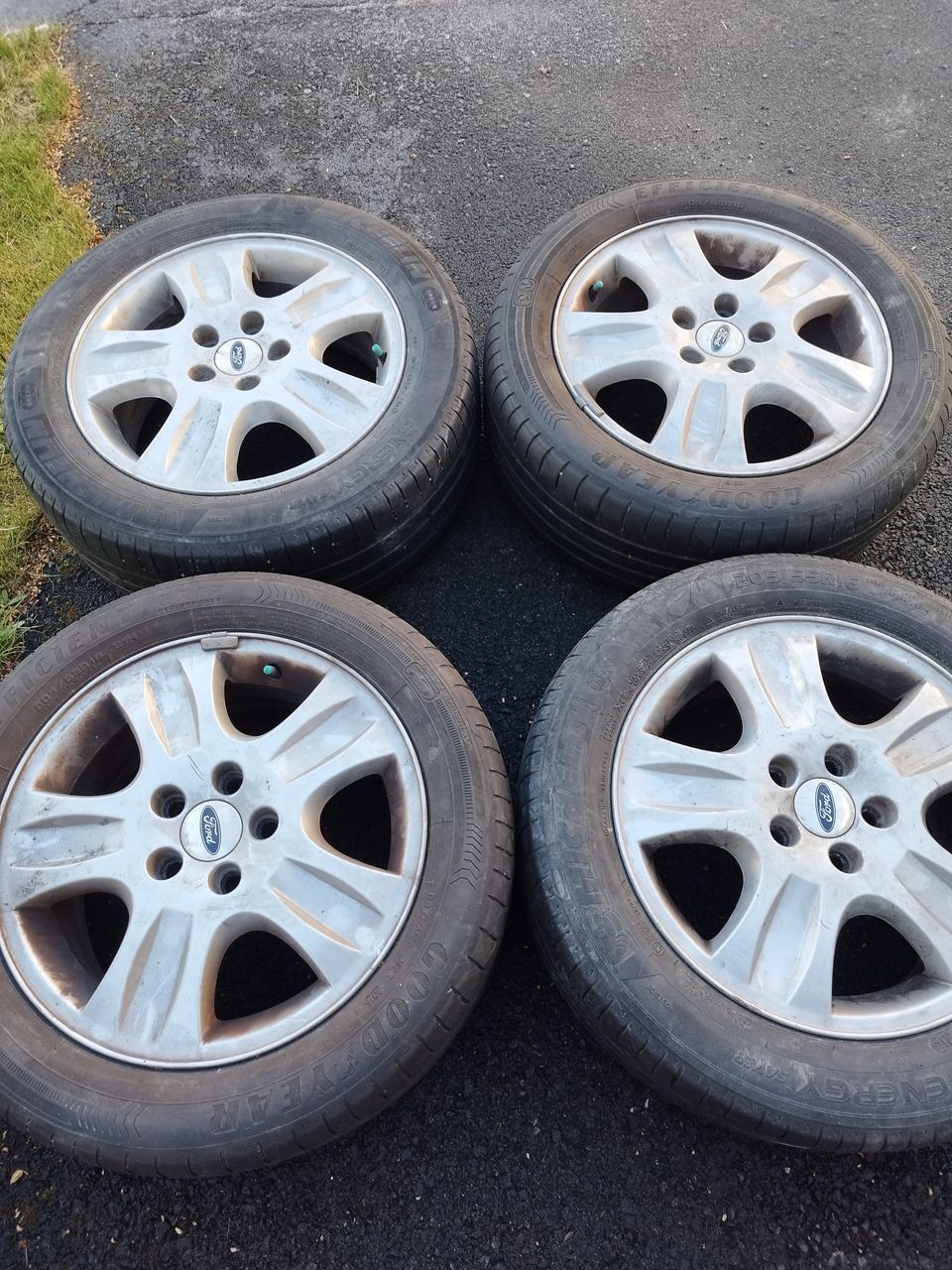 Ford alumiini vanteet kesärenkailla 205/55r16 kulutusta 4-5mm  vanteet hyvät