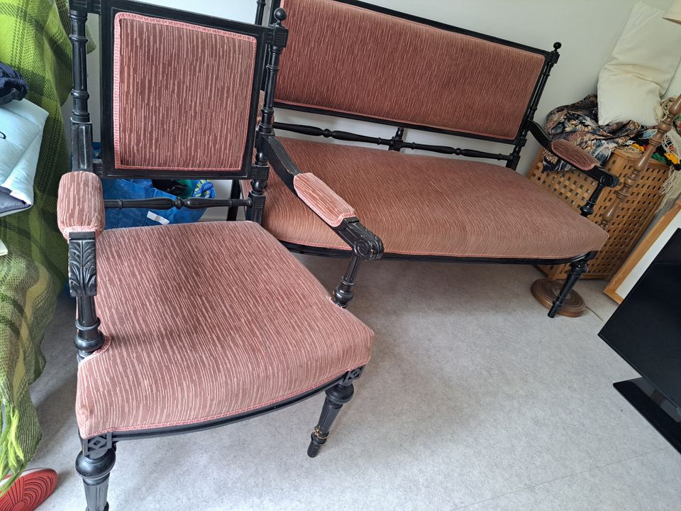 Antiikkipöytä ja sohva + tuoli