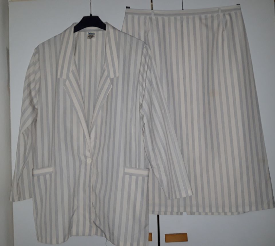 Naisten pukutehdas Nina vaalea jakkupuku, koko D42-44  (vintage)
