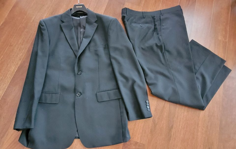 Musta puku (takki ja housut), Batistini, koko 54