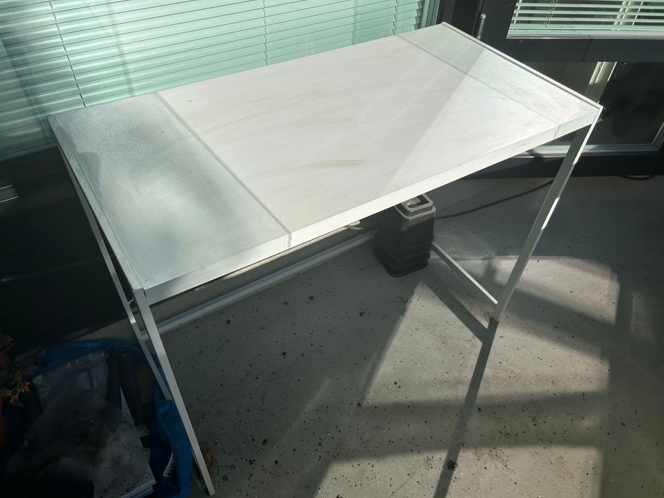 Masku white table/desk - €5,00