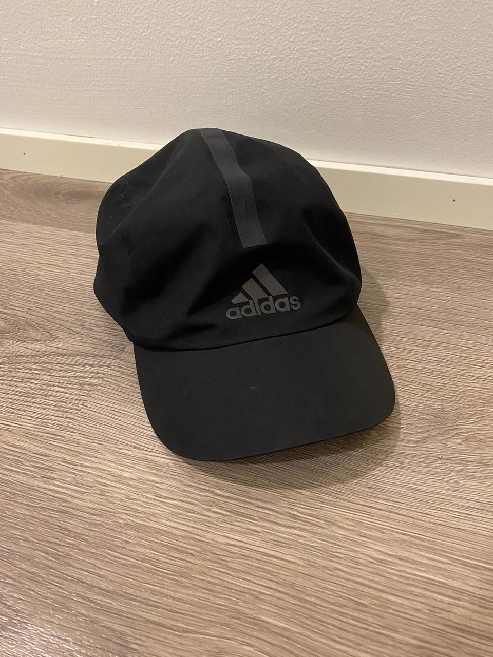 Adidas juoksulippalakki.