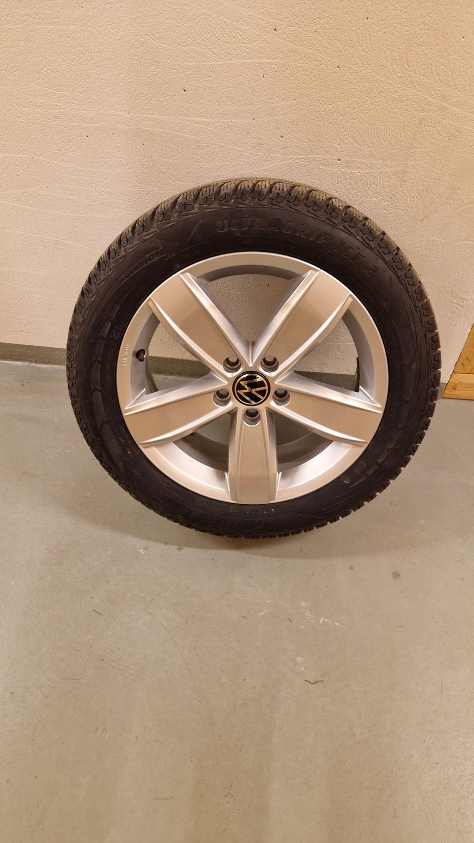 VW alkuperäisvanteet (6,5×17" ET41 5×112 57,1) kitkarenkailla 215/55R17