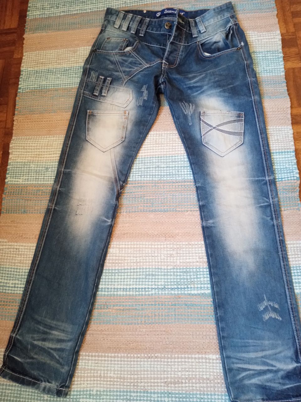 Jeans met kivipestyt farkut