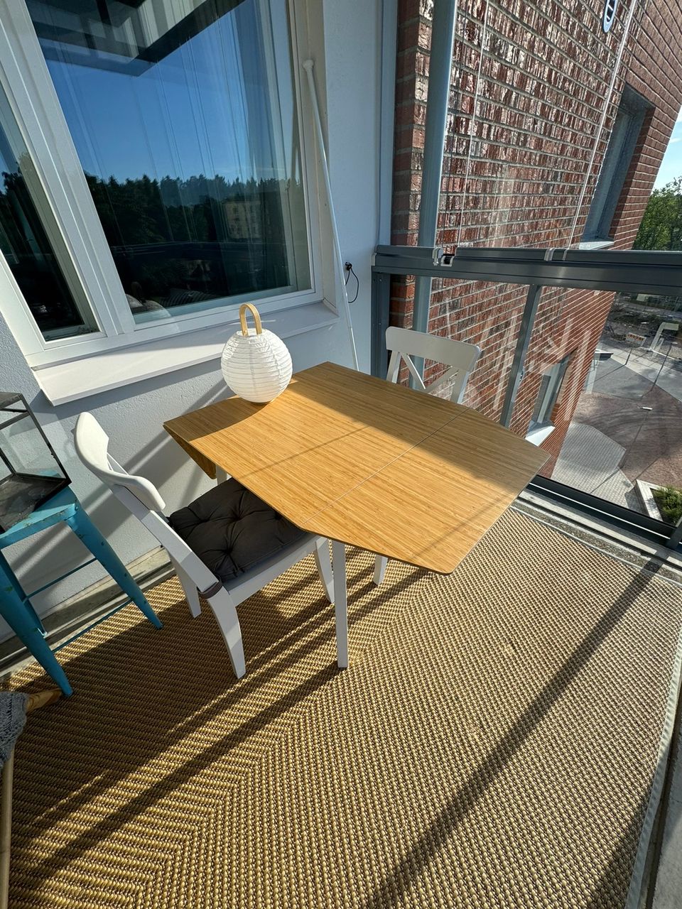 Ikean klaffipöytä ja kaksi tuolia