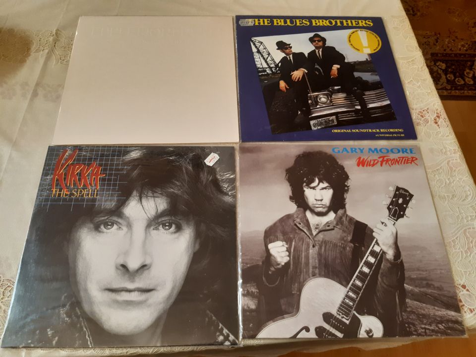 LP kasarilevyjä Kirka, Gary Moore, Status Quo, Beastie Boys jne