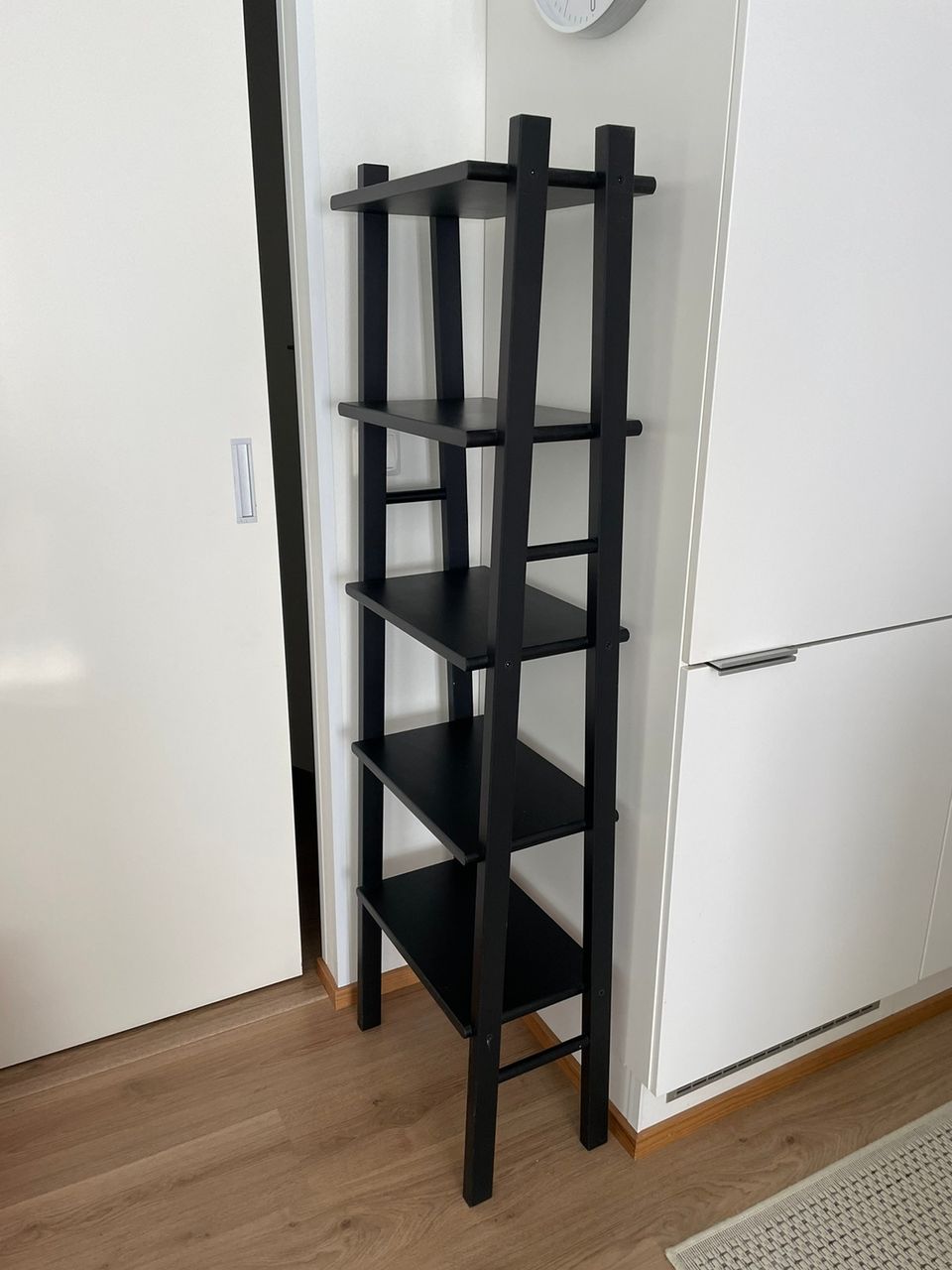 Ikean musta avohylly