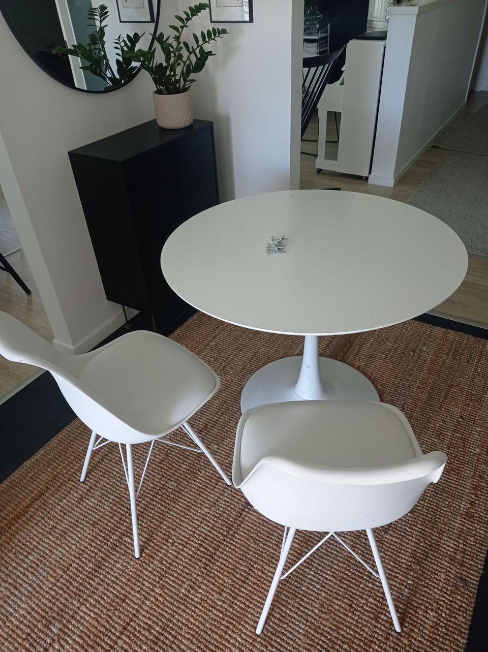 Pyöreä pöytä ja tuolit