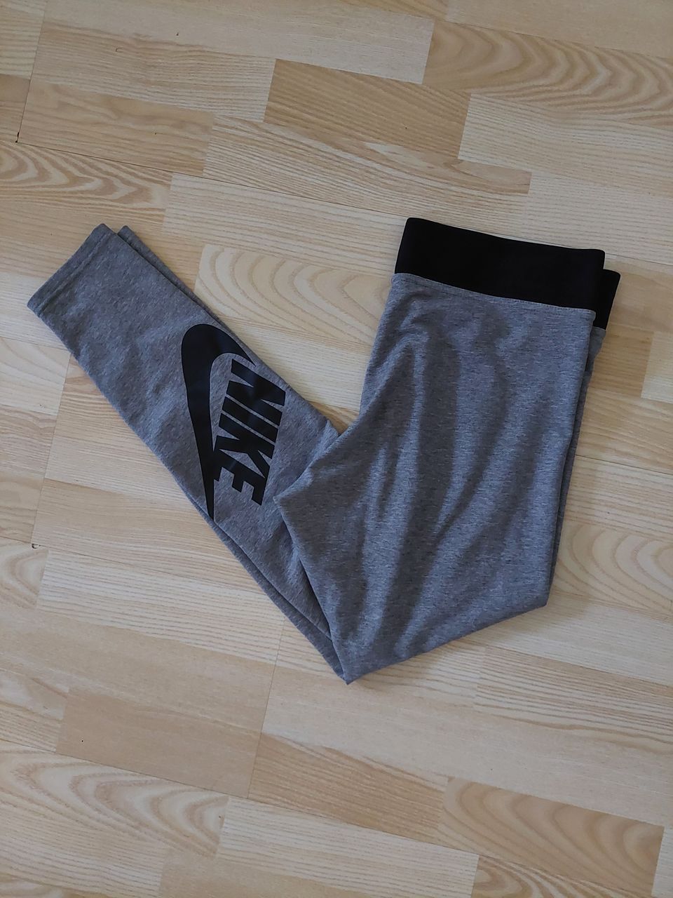 Harmaat Nike leggingsit L