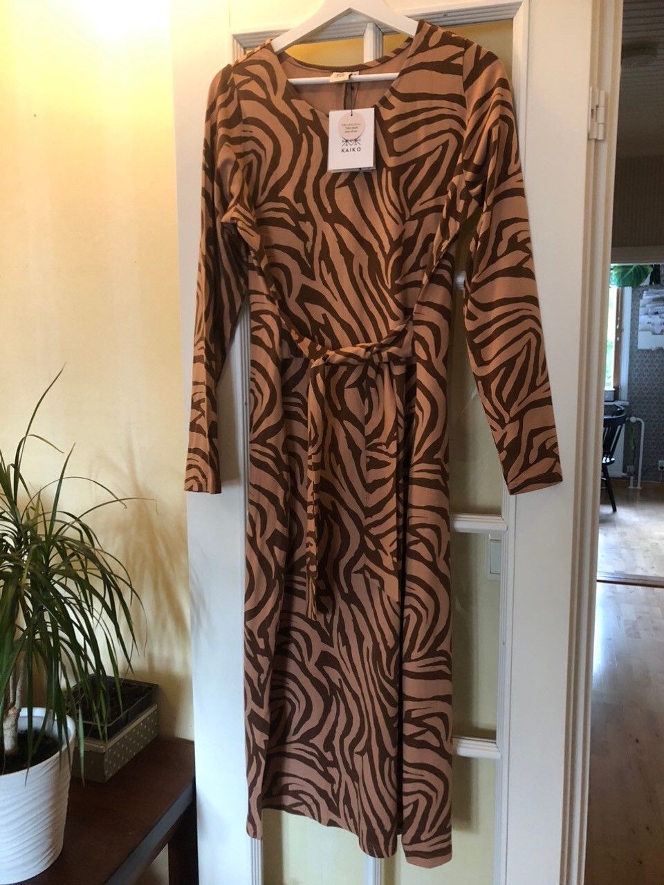 Kaikon uusi Zebra Oak midi dress