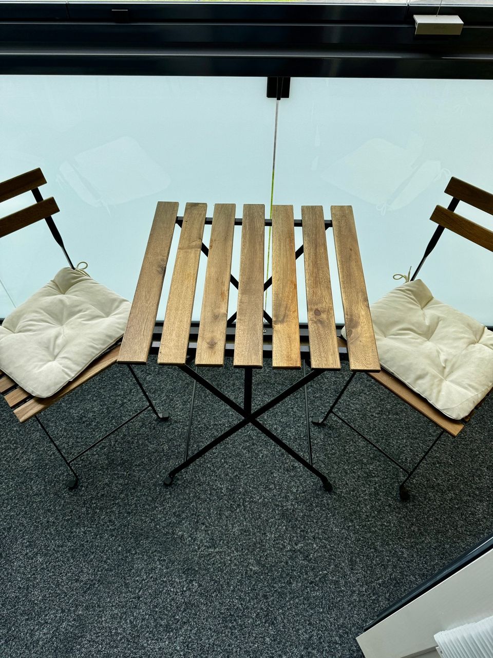 Puutarhapöytä ja tuolit
