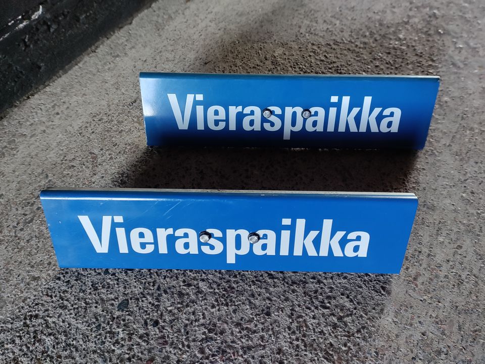 Vieraspaikka -kyltit