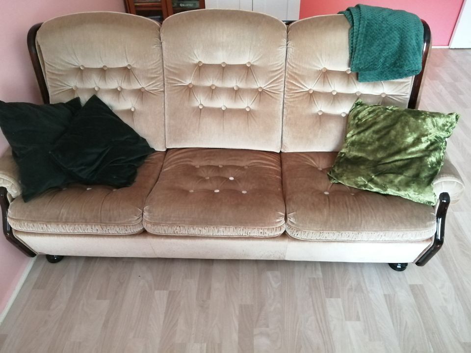 Vaaleanruskeat samettiset sohva ja sohvatuolit