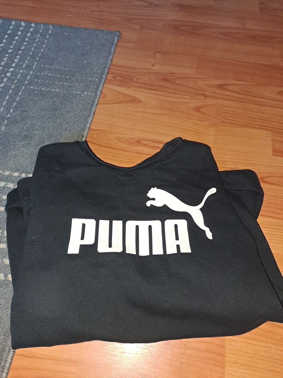 Musta puma paita