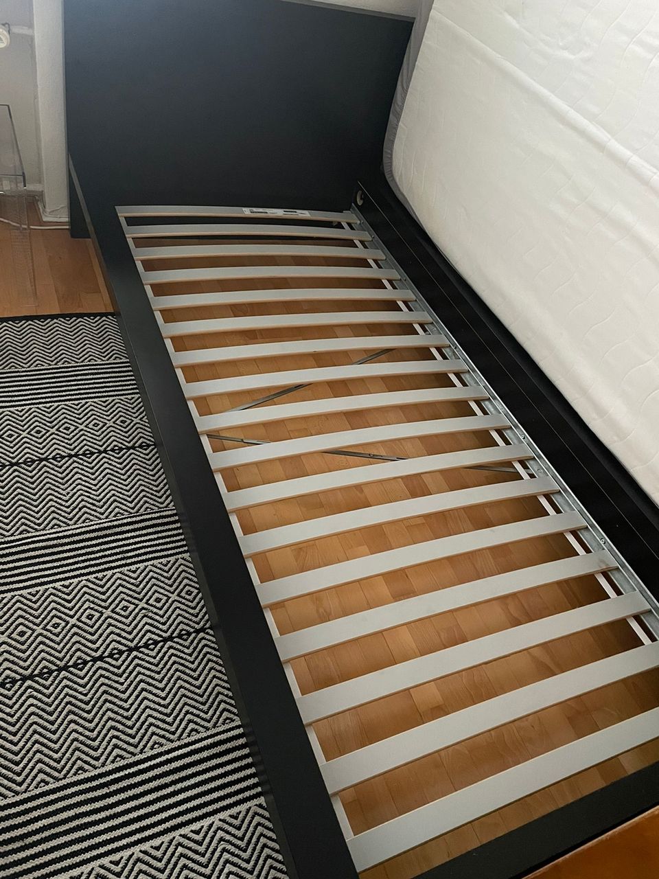 IKEA Malm sängynrunko, sälepohja ja patjat 90-105x200