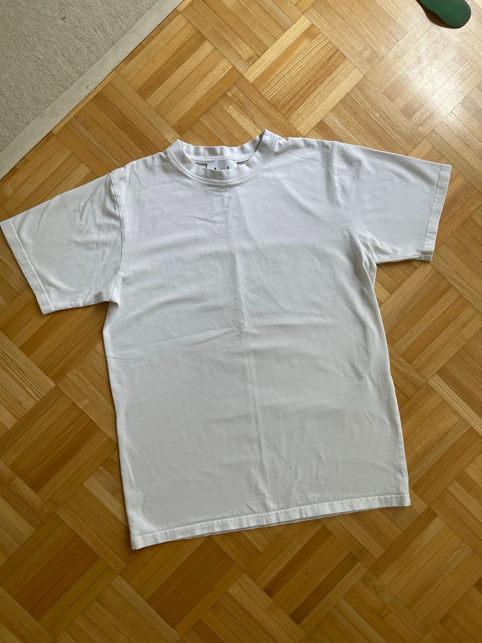 ARELA valkoinen t-paita M