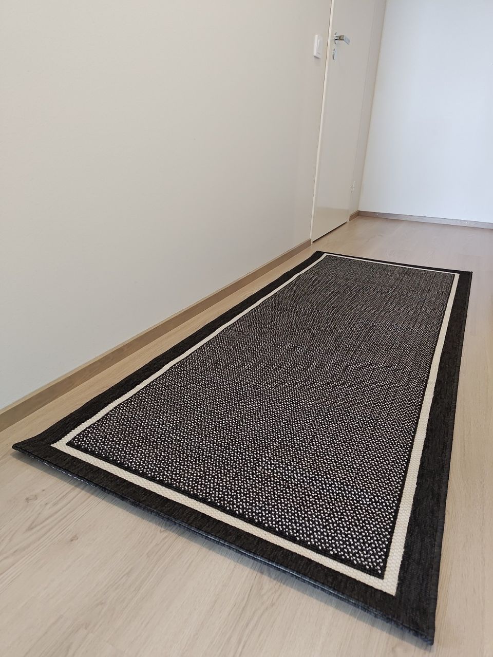 Tumma sävytteinen matto (80x180cm)