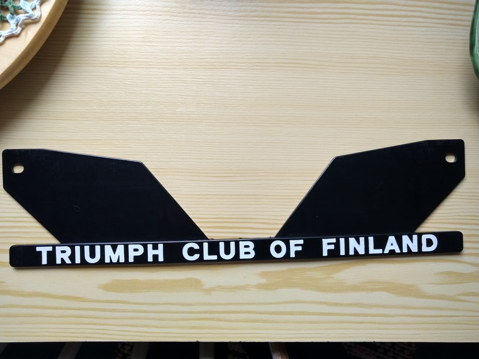 Triumph Club of Finland, rekisterikilven taustalaatta