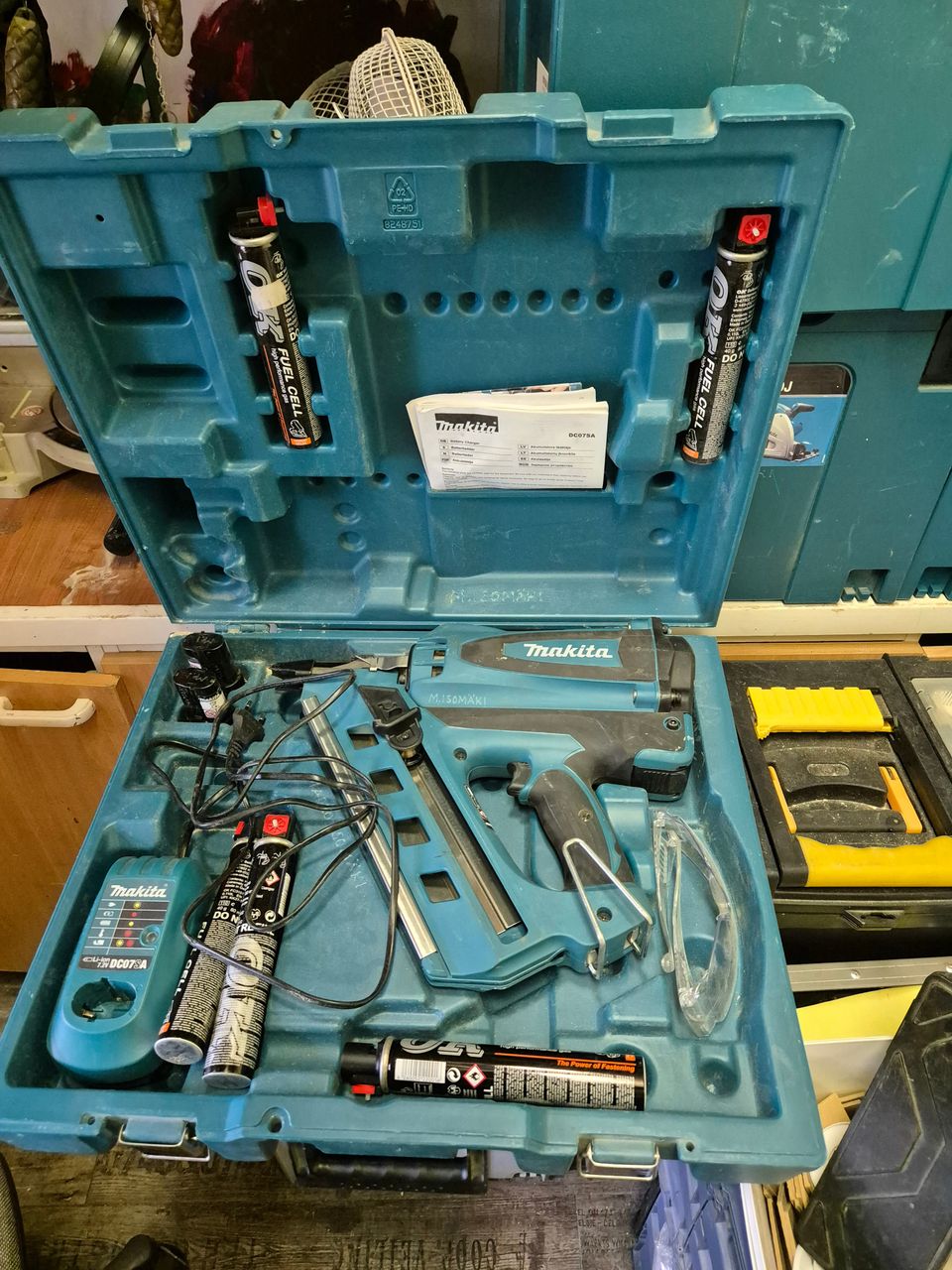 Makita GN900SE