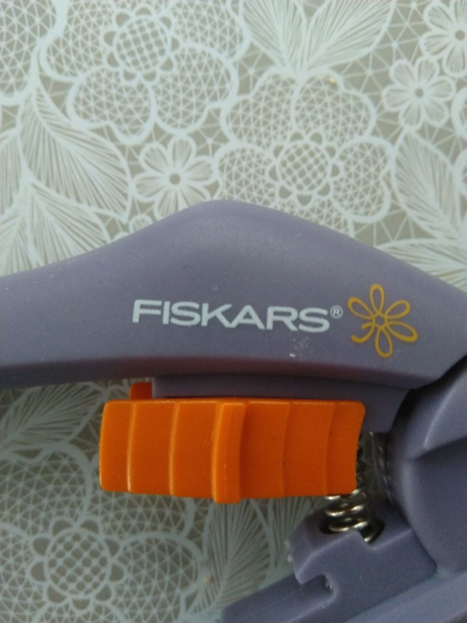 Myydään Fiskars-oksasakset, erittäin vähän käytetyt