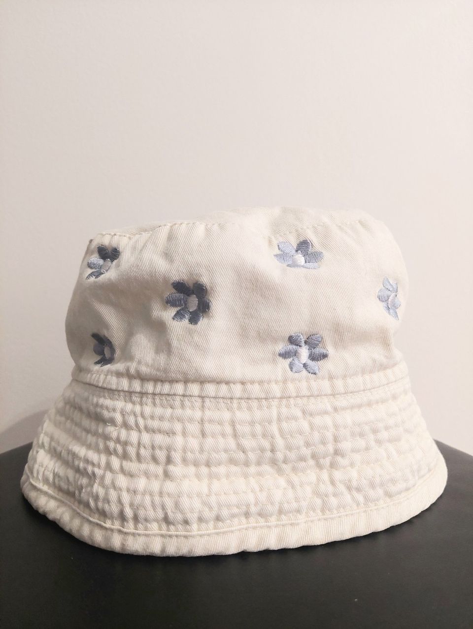Valkoinen bucket hattu