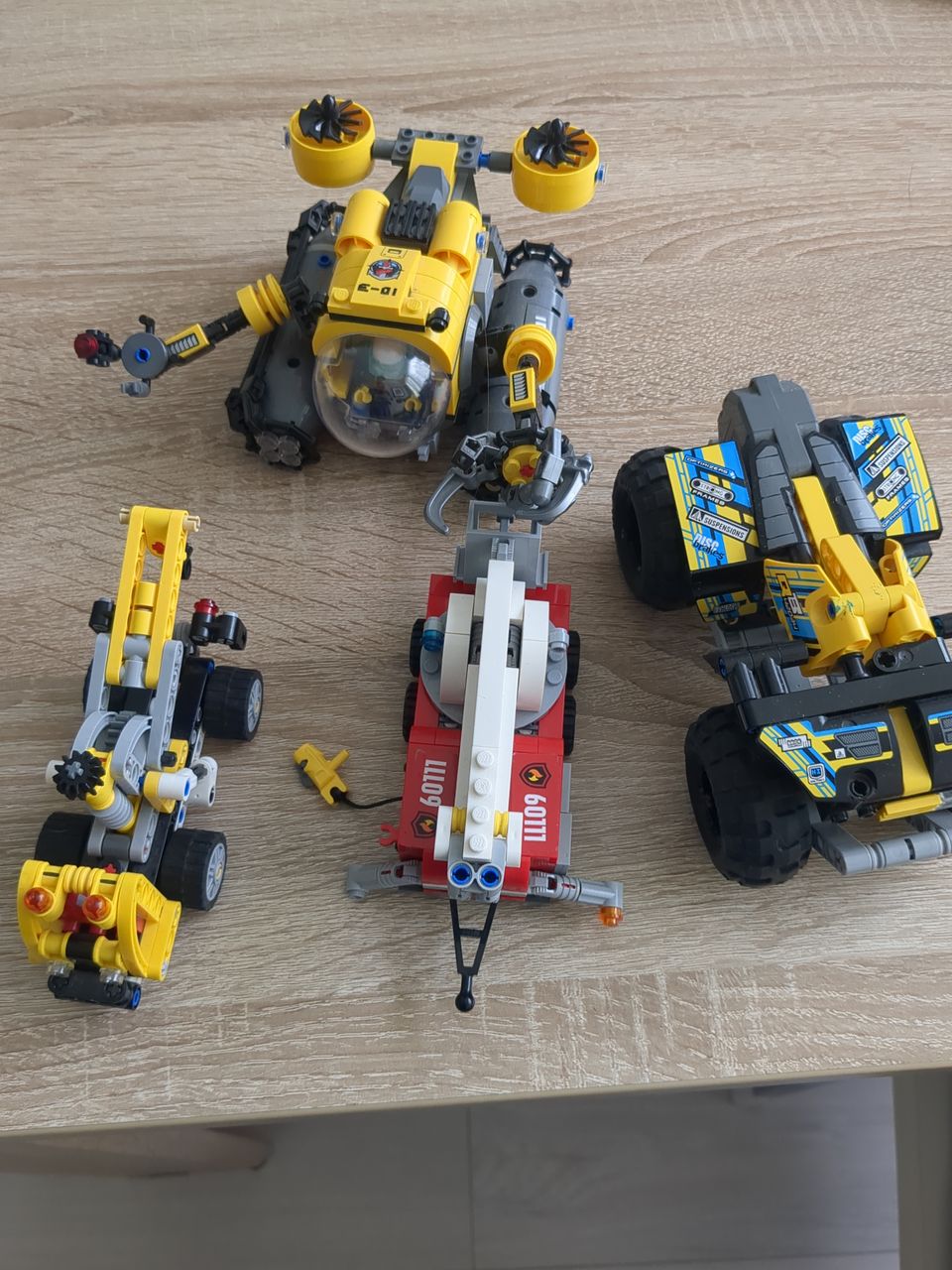 Lego autot ja sukellusvene