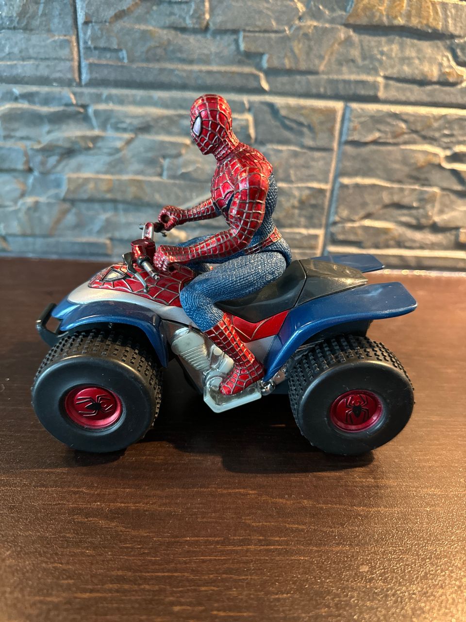Spiderman -ajoneuvo ja figuuri