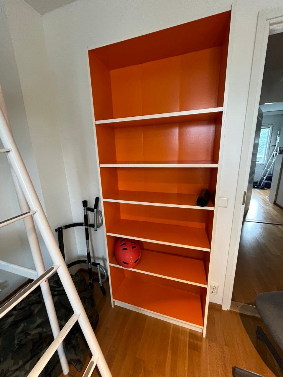 Kuin uusi, oranssilla taustalla, IKEA billy kirjahylly.