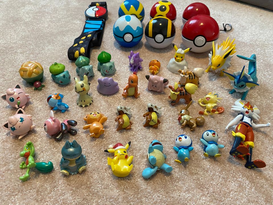 Pokemon figuurit, pokepallot, ja clip n go vyö