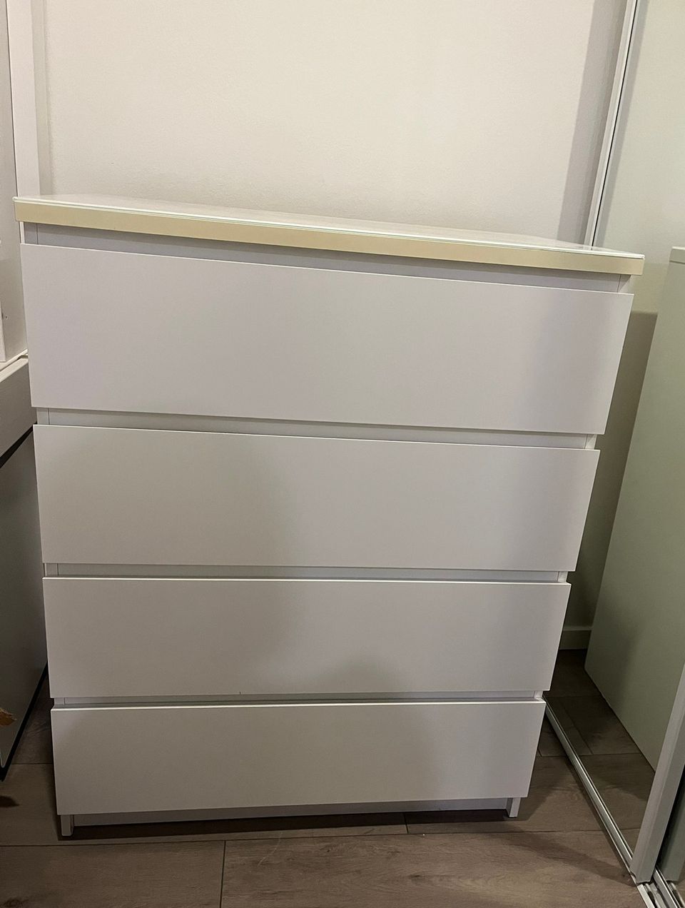 Ikea malm lipasto lasilevyllä