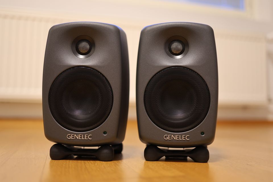 genelec 8020D + telineet + kantolaukku