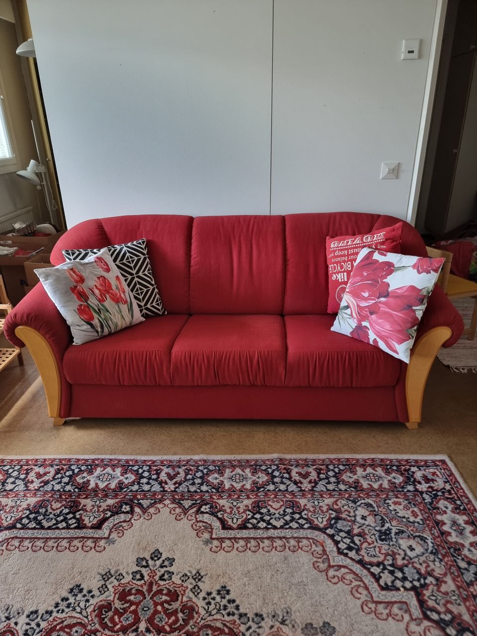 3- istuttava punainen sohva