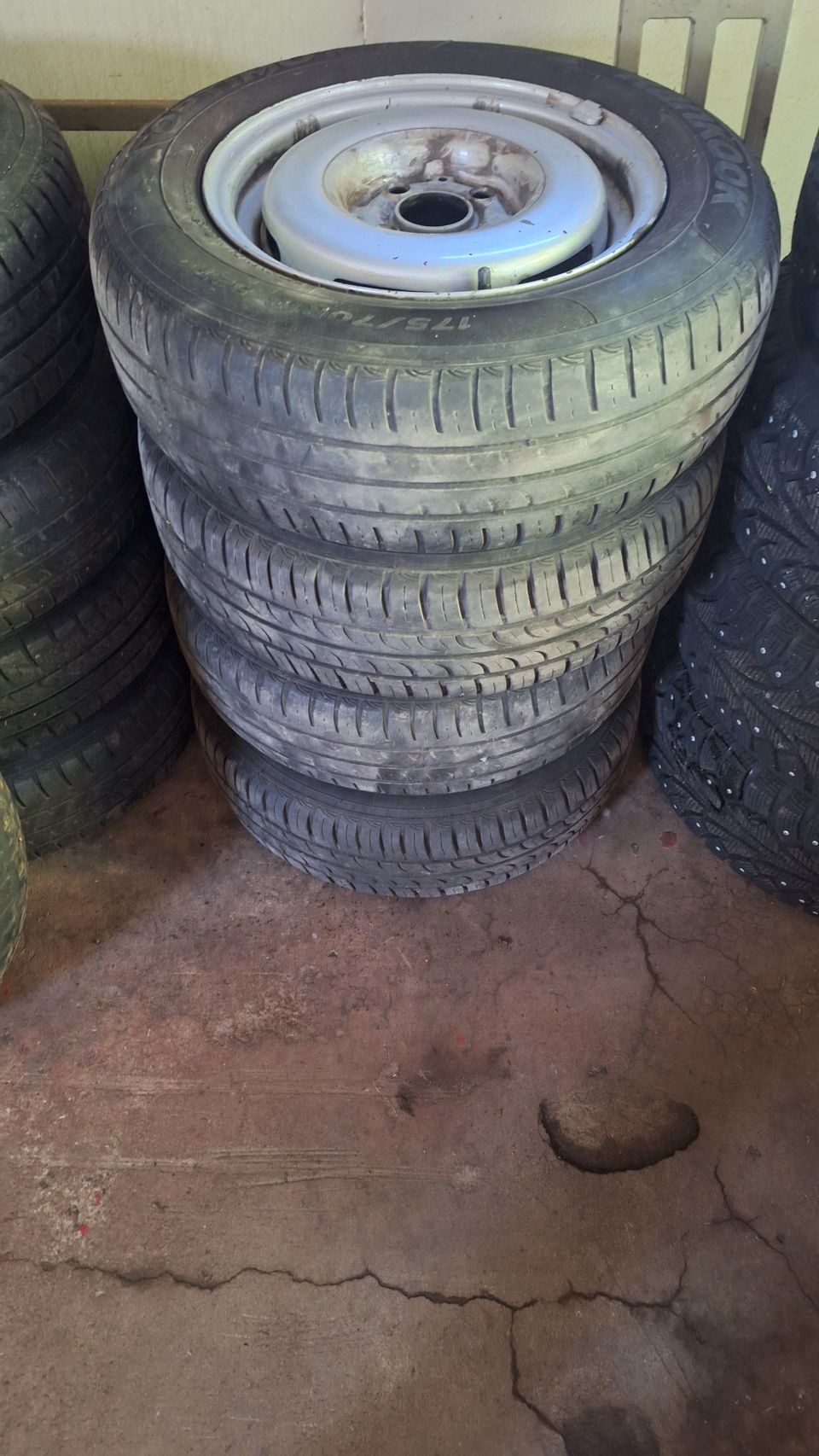 Kesärenkaat vanteilla 4kpl 175/70R13 82T