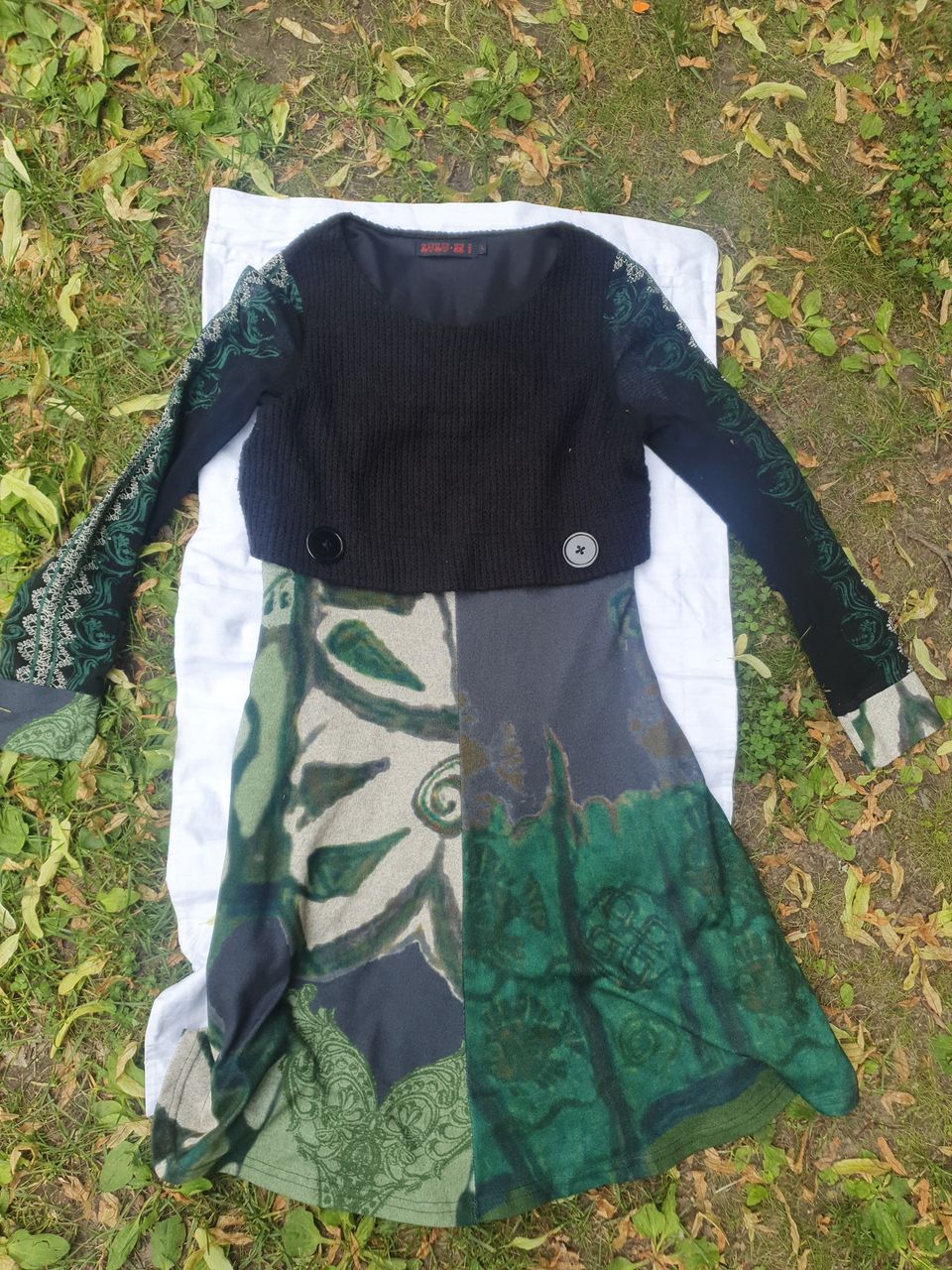 Vihreämusta mekko kuvioin L