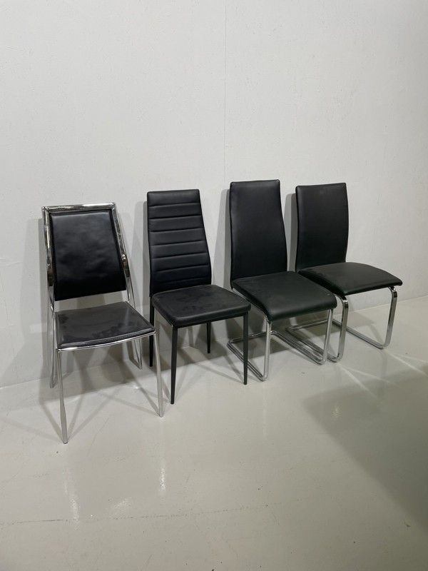 Neljä mustaa tuolia