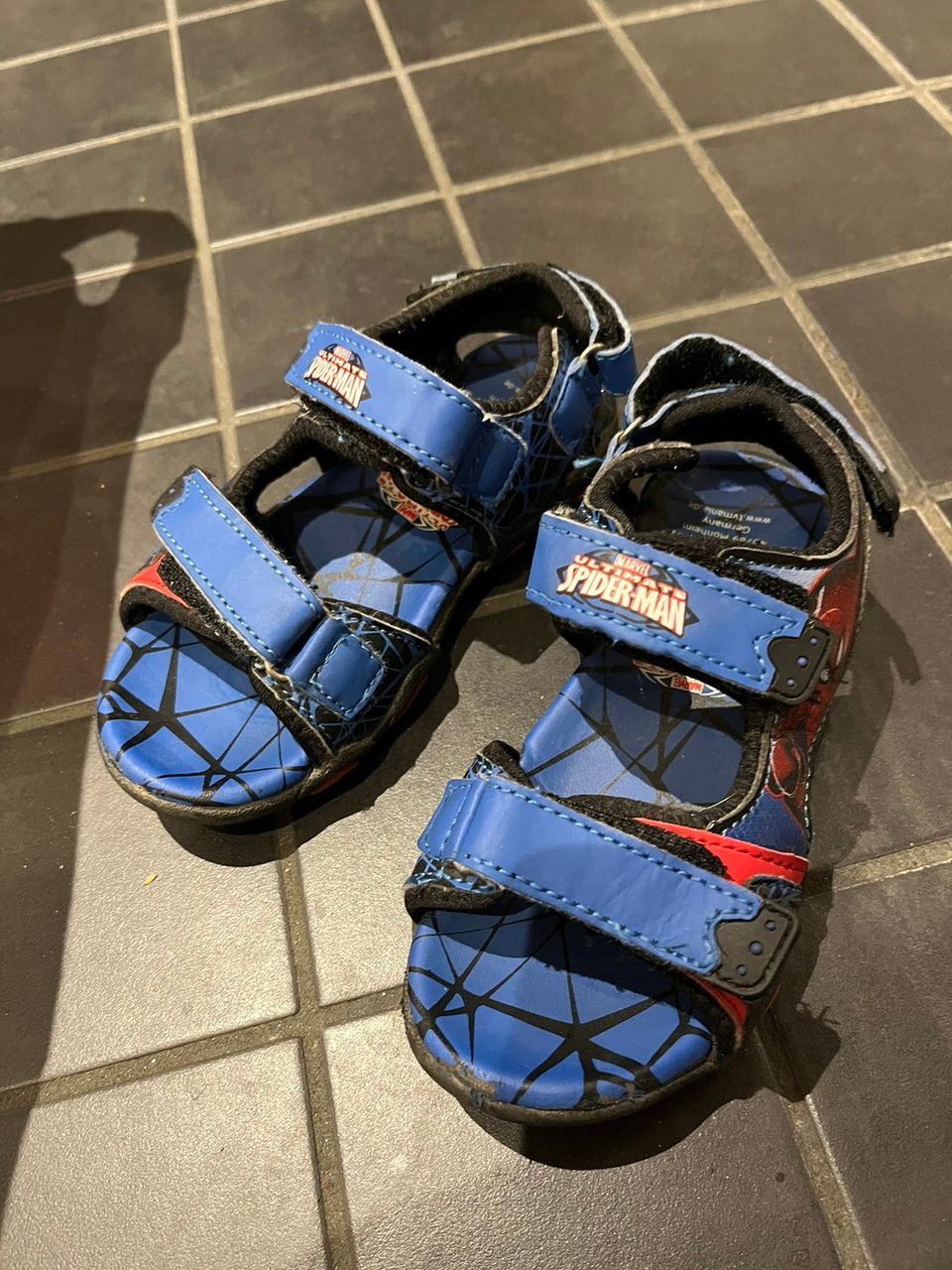 Spiderman sandaalit koko 28