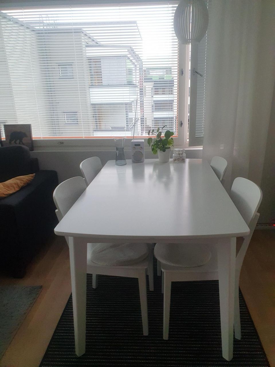 Ruokapöytä neljällä tuolilla / köksbord med fyra stolar