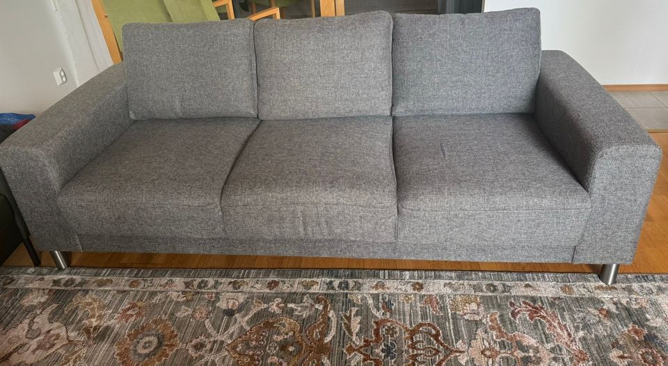 3 h harmaa sohva