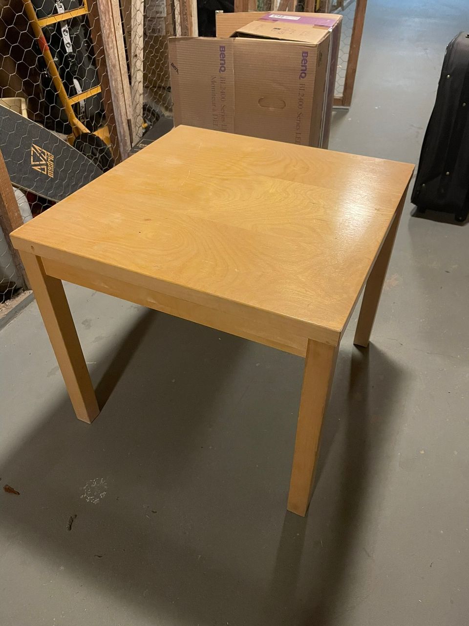 Umpipuinen suomessa tehty pöytä